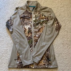 Cabela’s Woman’s Outfit Her Zonz Woodlands Camo Jacket